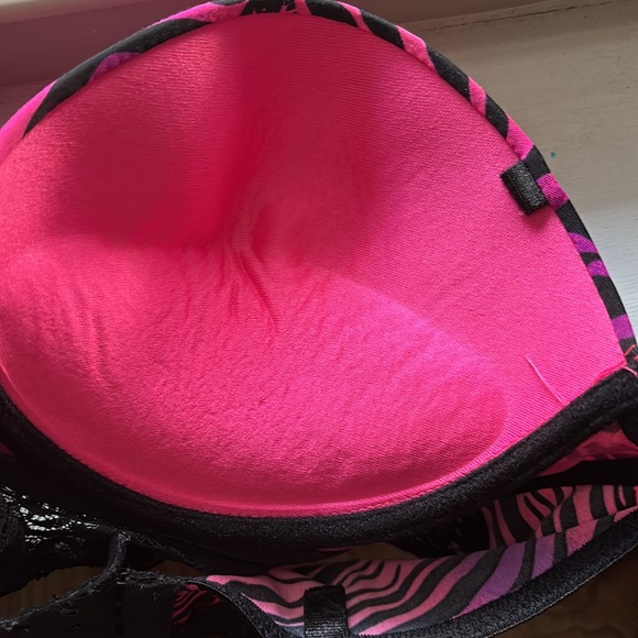 PLAYBOY BRA.  34C TIGER STRIPE W PICS OF PLAYBOY BUNNIES.  💕 - Picture 9 of 10